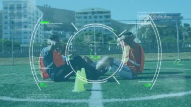 Veri işleme ve tarama ekibi üzerinde mekik egzersizi yapan erkek futbolcular. spor ve teknoloji konsepti