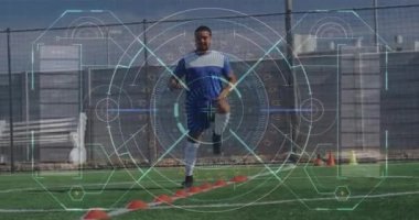 Çim tarlasında antrenman yapan erkek futbolculara karşı veri işleme ile dijital arayüz. spor ve teknoloji konsepti 