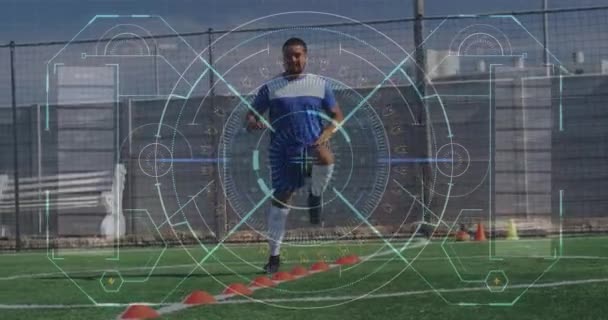 Interfejs Cyfrowy Przetwarzaniem Danych Przed Męskim Treningiem Piłkarzy Trawie Koncepcja — Wideo stockowe