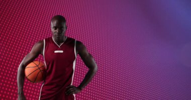Kırmızı piksellerin üzerinde hareket eden ışıkla topu tutan Afrikalı Amerikalı erkek basketbolcunun animasyonu. Fotokopi alanı olan profesyonel spor şablonu konsepti, dijital olarak oluşturulmuş video.