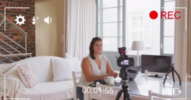 Evde video blogu kaydeden kadın vlogger üzerinde dijital arayüzü olan kamera ekranının animasyonu. küresel sosyal medya, bağlantı ve iletişim konsepti dijital olarak oluşturulmuş video.