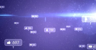 Sosyal medya simgelerinin animasyonu ve mor gökyüzündeki yıldızların üzerindeki gri afişler üzerindeki numaralar. küresel sosyal medya ağı, dijital arayüz ve teknoloji konsepti dijital olarak oluşturulmuş video