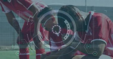 Veri işleme ve tarama cihazı hayal kırıklığı içinde oturan erkek futbol takımına karşı. spor ve teknoloji konsepti