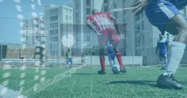 Futbol oynayan iki erkek futbolcu takımına karşı veri işleme ile dijital arayüz. spor ve teknoloji konsepti