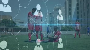 Profil ikonları, çimlerin üzerinde oturan protez bacaklı erkek futbolculara karşı. spor ve teknoloji konsepti