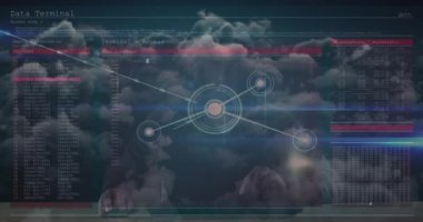 Bilgisayar kullanan erkek hacker 'a karşı veri işleme ile gökyüzü ve ekran üzerindeki bağlantılar ağı. küresel ağ ve siber güvenlik teknolojisi kavramı