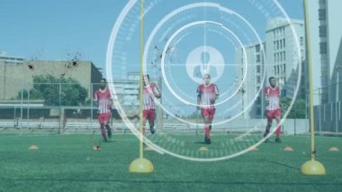 Çim tarlasında antrenman yapan erkek futbolculara karşı titreşen birden fazla profil simgesi. spor ve teknoloji konsepti