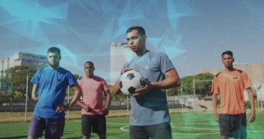 Çim sahasında duran erkek futbolculardan oluşan takıma karşı bağlantı ağı. spor ve teknoloji konsepti