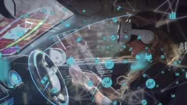 Dijital tablet kullanarak otomatik sürüş arabasında VR kulaklık takan kadınlara karşı dijital simgeler ağı. Bilgisayar arayüzü ve gelecekteki teknoloji kavramı
