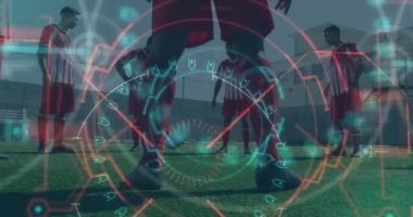 Veri işleme ve parlayan yuvarlak tarayıcı erkek futbolcu takımına karşı birlikte antrenman yapıyorlar. spor ve teknoloji konsepti