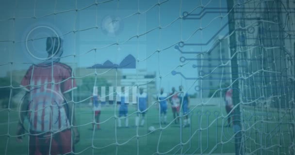 Dijital Arayüz Mikroişlemci Bağlantısı Penaltıdan Gol Atan Erkek Futbolcuya Karşı — Stok video