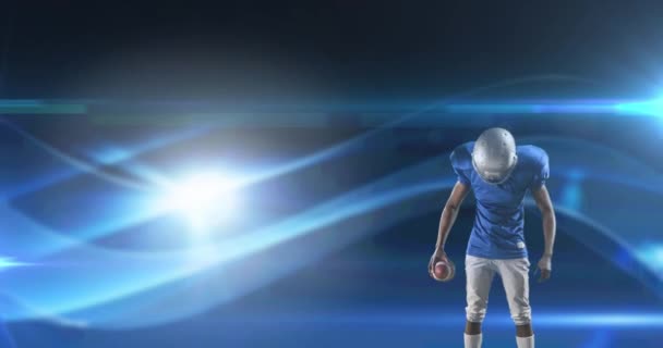 感動的なライトで暗い背景にボールを保持興奮したアメリカのサッカー選手のアニメーション コピースペースとデジタル生成されたビデオを備えたプロスポーツテンプレートのコンセプト — ストック動画