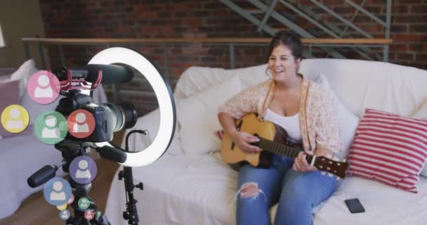 Animation Icônes Personnes Sur Vlogger Féminin Jouant Vlog Enregistrement Guitare — Video