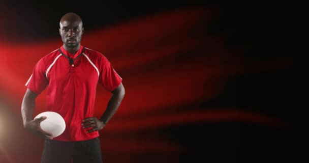 輝く赤い背景にボールを保持するラグビー選手のアニメーション スポーツと競争の概念をデジタルで生成し — ストック動画
