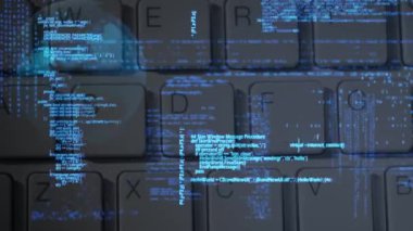 Arka plandaki bilgisayar klavyesinde mavi veri işleme animasyonu. küresel ağ oluşturma, veri işleme ve dijital arayüz kavramı dijital olarak oluşturulmuş video.