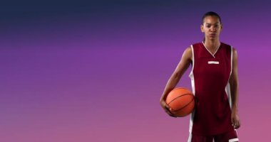 Pembe arka planda topu tutan kadın basketbolcunun animasyonu. Spor ve yarışma konsepti dijital olarak oluşturulmuş video.