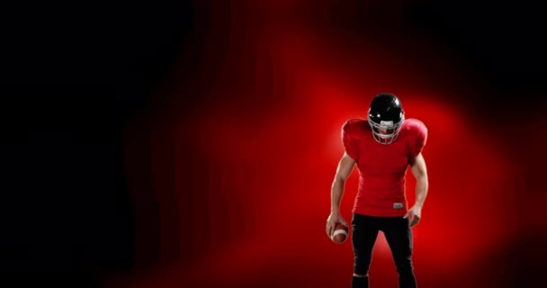 パルス光で赤い背景にボールを保持興奮したアメリカのサッカー選手のアニメーション コピースペースとデジタル生成されたビデオを備えたプロスポーツテンプレートのコンセプト — ストック動画