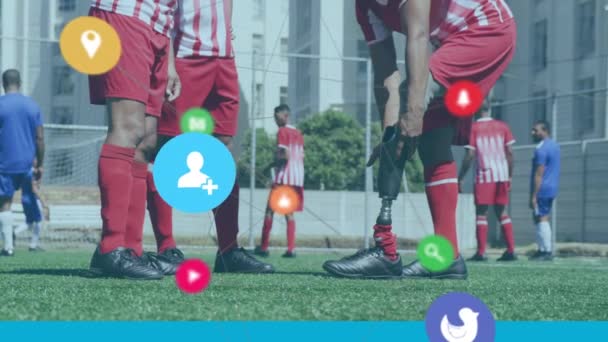 男性サッカー層の中央部に対するデジタルアイコンのネットワークは 彼の義肢を調整します スポーツとテクノロジーの概念は — ストック動画