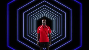 Siyaha doğru ilerleyen konsantre mor altıgenler yerine Afrika kökenli Amerikan rugby oyuncusunu gösteren animasyon. Fotokopi alanı olan profesyonel spor şablonu konsepti, dijital olarak oluşturulmuş video.