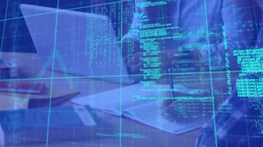 Ofisteki dizüstü bilgisayarı kullanan adamın istatistik kaydı ve veri işleme animasyonu. küresel bağlantılar ve dijital arayüz konsepti dijital olarak oluşturulmuş video.