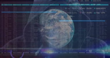 Bilgisayarı kullanan erkek hacker 'a karşı dönen dünya üzerinde borsa veri işleme. küresel finans ve siber güvenlik teknolojisi kavramı