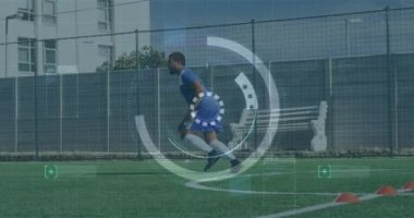 Veri işleme ve dürbün tarayıcı erkek futbolcuların çimlerin üzerinde topa vurmalarına karşı. spor ve teknoloji konsepti