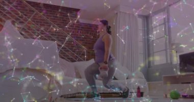 Evde egzersiz yapan bir kadının kettlebell kaldırmasıyla ilgili bağlantı ağının animasyonu. global spor, fitness ve aktif yaşam tarzı konsepti dijital olarak oluşturulmuş video.
