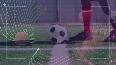 Bilgisayar oyunu dijital arayüzü protez bacaklı erkek futbolcunun alt kısmıyla karşı karşıya. spor ve teknoloji konsepti