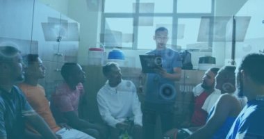 Erkek futbol takımının antrenörlerine karşı veri işleme ile dijital arayüzler. spor ve teknoloji konsepti