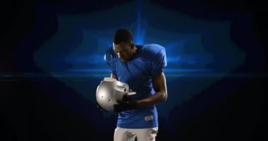 Amerikan futbolcunun mavi parlak arka plana kask taktığı animasyon. Spor ve yarışma konsepti dijital olarak oluşturulmuş video.