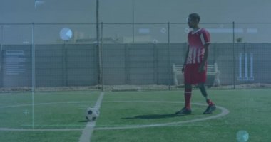Futbol oynayan protez bacaklı erkek futbolcuya karşı veri işleme ile dijital arayüz. spor ve teknoloji konsepti