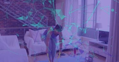 Evde lastik bantla egzersiz yapan bir kadın için bağlantı ağının animasyonu. global spor, fitness ve aktif yaşam tarzı konsepti dijital olarak oluşturulmuş video.