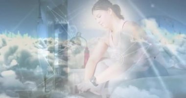 Ayakkabı bağcığı ve bulut bağlayan kadın üzerindeki bağlantı ağının animasyonu. global spor, fitness ve aktif yaşam tarzı konsepti dijital olarak oluşturulmuş video.