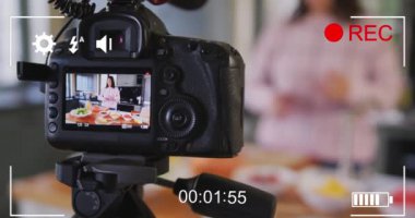 Evde video kayıt yapan kadın mutfak blogcusu üzerindeki kamera görüntüleme arayüzünün animasyonu. küresel sosyal medya, bağlantı ve iletişim konsepti dijital olarak oluşturulmuş video.