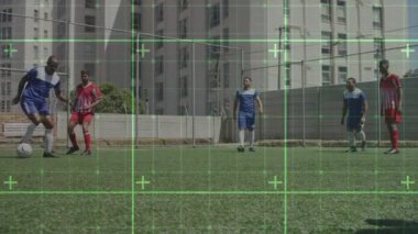 Bilgisayar oyunu dijital arayüzü, çimlerde futbol oynayan iki erkek futbol takımına karşı. spor ve teknoloji konsepti