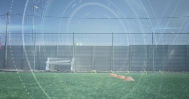 Çim tarlasında antrenman yapan erkek futbol takımına karşı raunt tarayıcı. spor ve teknoloji konsepti