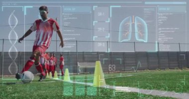 Çim tarlasında antrenman yapan erkek futbolculara karşı tıbbi veri işleme ile dijital arayüz. spor ve teknoloji konsepti