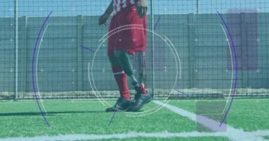 Saha tarayıcısı protez bacaklı erkek futbolcuyla çimlerin üzerinde futbol antrenmanı yapıyor. spor ve teknoloji konsepti