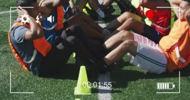 Video kamera dijital arayüzü, mekik egzersizi yapan erkek futbol takımına karşı. spor ve teknoloji konsepti
