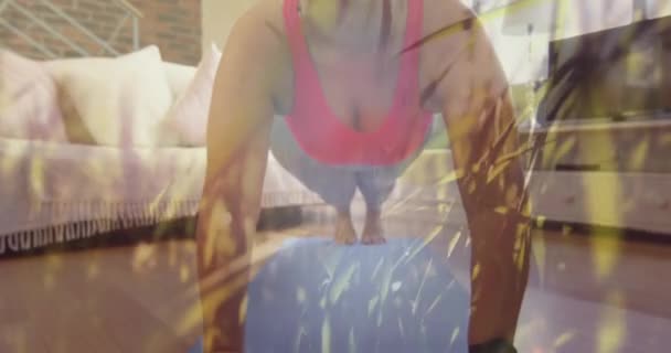 Χόρτο Κινείται Στον Άνεμο Κατά Καυκάσιος Γυναίκα Εκτελεί Σανίδα Άσκηση — Αρχείο Βίντεο
