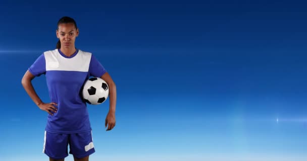 Animation Une Footballeuse Afro Américaine Tenant Ballon Sur Fond Bleu — Video