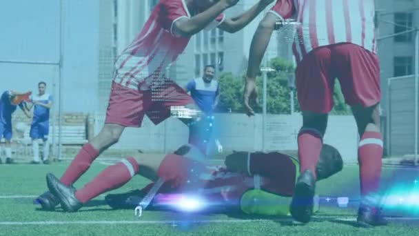 目標を祝う男性サッカー選手のチームに対する光とデータ処理のスポット スポーツとテクノロジーの概念は — ストック動画