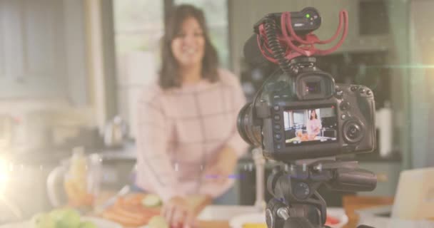 Animatie Van Gloeiend Licht Camera Met Vrouwelijke Vlogger Die Thuis — Stockvideo