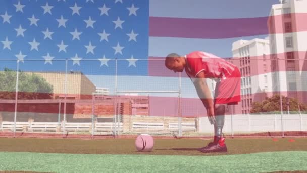 Amerikaanse Vlag Zwaaien Tegen Mannelijke Voetballer Met Prothese Been Uitvoeren — Stockvideo