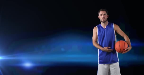 卡卡男子篮球运动员拿着球的动画 蓝色背景 有脉动光 支持体育模板概念与复制空间 数字生成视频 — 图库视频影像