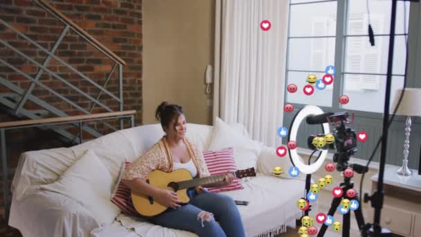 Emoji Animasyonu Aşk Evde Gitar Kayıt Vlog Olan Kadın Video — Stok video