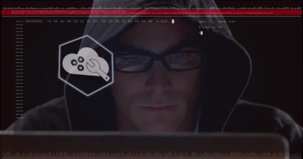 コンピュータを使用して男性ハッカーに対するデータ処理と画面上のデジタルアイコンのネットワーク サイバーセキュリティとテクノロジーの概念 — ストック動画