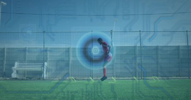 Mikroişlemci Bağlantıları Yuvarlak Tarayıcı Erkek Futbol Oyuncularının Çimenlikte Pratik Yapmalarına — Stok video