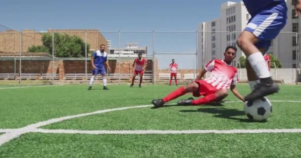 Kamera Slutare Klicka Effekt Mot Manliga Fotbollsspelare Dribblande Förbi Försvarare — Stockvideo