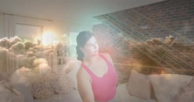 Gün batımının animasyonu. Evde egzersiz yapan ve esneme hareketleri yapan bir kadın bulutu. global spor, fitness ve aktif yaşam tarzı konsepti dijital olarak oluşturulmuş video.